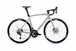 Apache Gila RS3 Road 105 stříbrná 54 cm